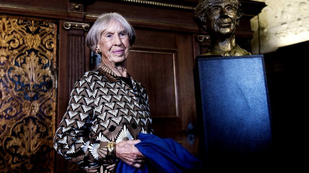 Journalist og forfatter Lise Nørgaard har blandt andet skrevet tv-serien “Matador”, men også sine egne erindringer “Kun en pige” og “De sendte en dame”. Originalmanuskriptet til “Kun en pige” er solgt for 92000 kroner. Arkivfoto: Liselotte Sabroe/Ritzau Scanpix