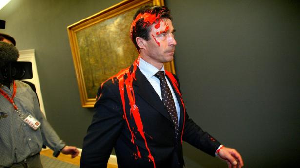 Daværende statsminister Anders Fogh Rasmussen (V) blev i 2003 angrebet af aktivist, der råbte "Du har blod på hænderne".