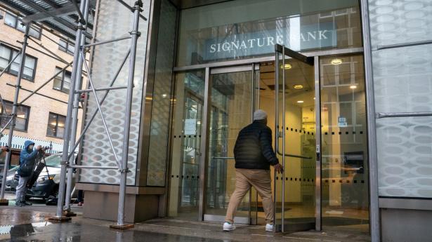 Signature Bank i New York blev henover weekenden også lukket, efter at Silicon Valley Bank fredag blev overtaget af af bankmyndighederne.