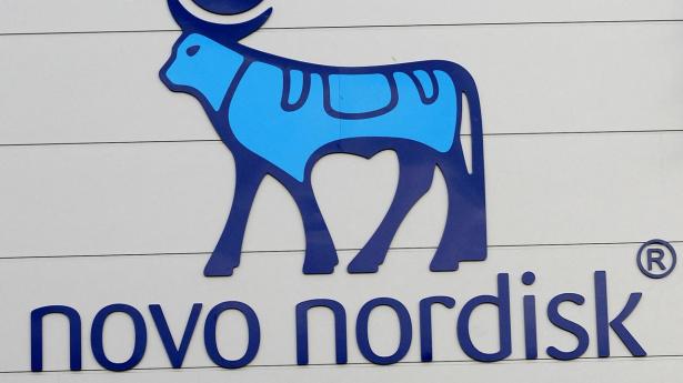 Novo Nordisk kan komme under tekniks pres fredag på grund af udbyttebetaling efter kursrekord torsdag.