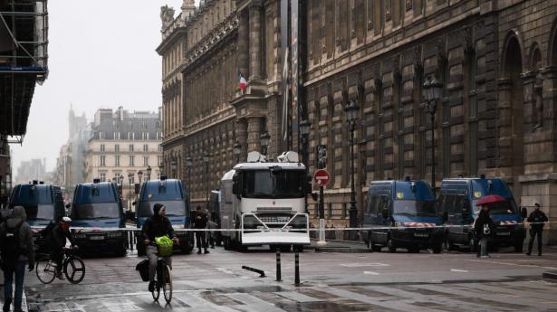 Vandkanoner og salatfade holdt klar i gaderne omkring forfatningsrådets kontorer i Paris fredag. Politiet var forberedt på, at der kunne komme voldelige demonstrationer i den franske hovedstad.