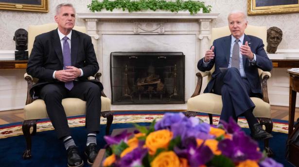 Kevin McCarthy (venstre), formand for Repræsentanternes Hus, og Joe Biden (højre), USA's præsident, nåede natten til søndag dansk tid frem til en foreløbig aftale om at hæve det amerikanske gældsloft. (Arkivfoto).