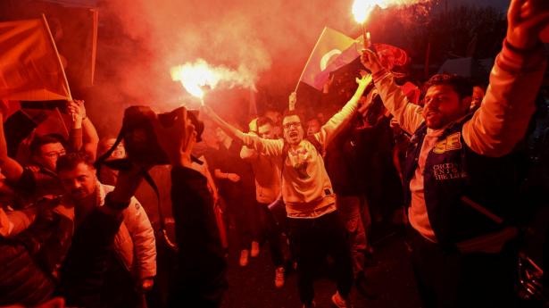 Tilhængere af den tyrkiske præsident, Recep Tayyip Erdogan, fester uden for regeringspartiet AKP's hovedkvarter i Istanbul, efter at optællingen giver Erdogan sejren ved søndagens anden og afgørende runde af præsidentvalget.