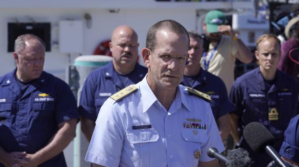 Admiral John Mauger, der har stået i spidsen for den amerikanske kystvagts indsats i eftersøgningen af "Titan", siger, at alt tyder på, at fartøjet var imploderet på grund af det kraftige tryk på dybt vand. Foto: Steven Senne/Ritzau Scanpix