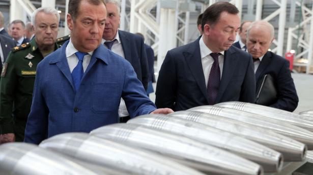 Ruslands tidligere præsident Dmitrij Medvedev, der her inspicerer våbenproduktionen i den russiske Tula-region, advarer om, at Wagner-gruppen vil forsøge at omstyrte den russiske stat. (Arkivfoto)