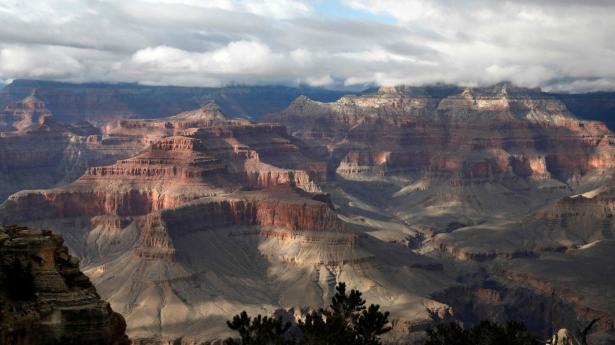 Kæmpekløften Grand Canyon er et varemærke for USA. Den 1800 meter dybe kløft er skabt af Colorado-floden og strækker sig over 446 kilometer.