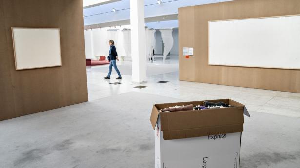 To tilsyneladende tomme billedrammer blev udstillet på museet Kunsten i Aalborg. Kunstneren Jens Haaning havde lånt mere end en halv million kroner af museet, som skulle udstilles som kontanter klistret op på lærrederne. Det blev de ikke. Kunstneren tog pengene og kaldte værket “Take the Money and Run”.