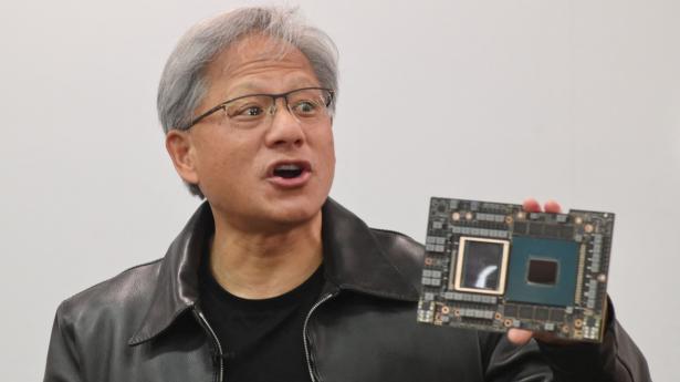 Nvidia og topchef Jensen Huang er førende inden for chips til datacentre, som skal drive kunstig intelligens. Derfor fordoblede selskabet sin omsætning i andet kvartal.