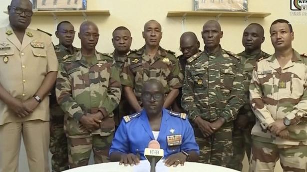 Amadou Abdramane (forrest) og en række andre repræsentanter for Nigers militær tonede 26. juli frem på nigersk fjernsyn for at meddele, at militæret havde overtaget magten i landet. (Arkivfoto).