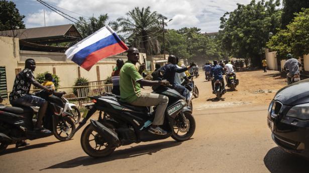 Juntalederen Ibrahim Traorés tilhængere ses her med russiske flag i kølvandet på et kup i efteråret sidste år. Et år senere har militærregeringen selv måttet afværge et kupforsøg, hævder den. (Arkivfoto).