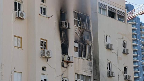 En kvinde er ifølge det israelske beredskab blevet dræbt i angrebet fra Hamas-bevægelsen. (Photo by JACK GUEZ / AFP)