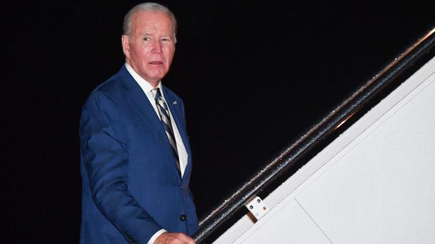 USA's præsident, Joe Biden, ses her på vej om bord på et fly, efter at han har været på besøg i Israel.