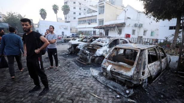 Indbyggere i Gazastriben står i nærheden af Ahli Arab-hospitalet, som blev ramt af raketter tidligere på ugen.