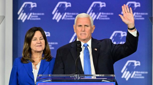 USA's tidligere republikanske vicepræsident under Donald Trump, Mike Pence, meddelte lørdag, at han trækker sig fra præsidentvalgkampen. "Efter mange bønner og overvejelser har jeg besluttet at indstille min præsidentvalgkamp fra og med i dag," sagde Pence lørdag sammen med sin kone Karen til deltagerne ved en konference i Las Vegas for den republikanske jødiske koalition.