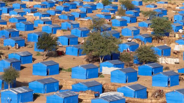 Mange sudanere er drevet på flugt på grund af den væbnede konflikt i landet. På billedet ses en sudansk flygtningelejr i Chad tidligere i november.