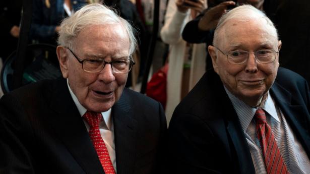 Charlie Munger (højre) har været Berkshire Hathaways næstformand siden 1978 og arbejdet tæt sammen med 93-årige Warren Buffett (venstre), en af verdens rigeste mænd. Arkivfoto: Johannes Eisele/Ritzau Scanpix
