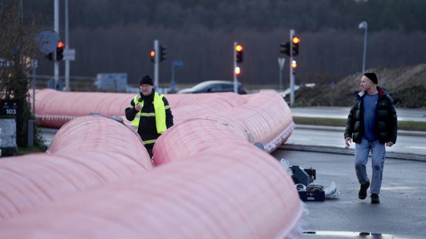 Beredskabsstyrelsen udlægger watertubes ved Kronprins Frederiks Bro, der fører over Roskilde Fjord ved Frederikssund. Roskilde Fjord er et af de områder, hvor DMI varsler om meget farligt vejr i forbindelse med forhøjet vandstand som følge af stormen Pia torsdag og fredag. Arkivfoto: Keld Navntoft/Ritzau Scanpix