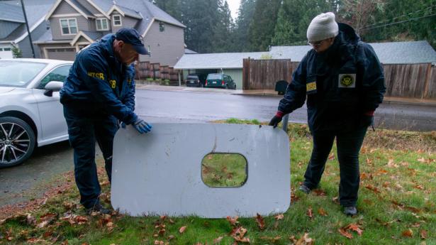 Døren fra det Boeing 737 Max 9-fly, hvorfra et sidepanel fredag rev sig løs oppe i luften, er blevet fundet i en skolelærers baghave i den amerikanske delstat Oregon. Foto: NTSB/Reuters/Ritzau Scanpix