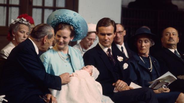 1968: Tre generationer til barnedåb i Holmens Kirke. Til venstre for dåbsbarn og forældre kong Frederik IX. Til højre farmor og farfar, Renée og André de Monpezat. Navnet blev Frederik André Henrik Christian.