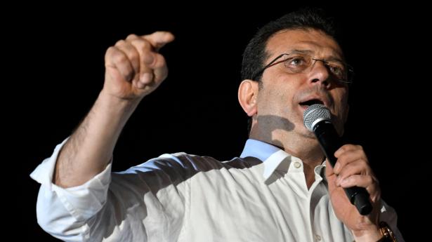 Istanbuls borgmester, Ekrem Imamoglu, takker i en tale foran byens rådhus for genvalget som leder for byens 16 mio. indbyggere. Hans sekulære parti CHP har også sejret i hovedstaden Ankara og andre større byer. Foto: Yasin Akgul/Ritzau Scanpix