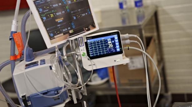Medicinsk udstyr til for eksempel at overvåge patienters tilstand skal certificeres, inden det kan sælges. I de seneste år har danske virksomheder oplevet, at godkendelsen kan tage lang tid, lyder det fra brancheforening, der glæder sig over oprettelsen af et nyt organ i Danmark. Arkivfoto: Henning Bagger/Ritzau Scanpix