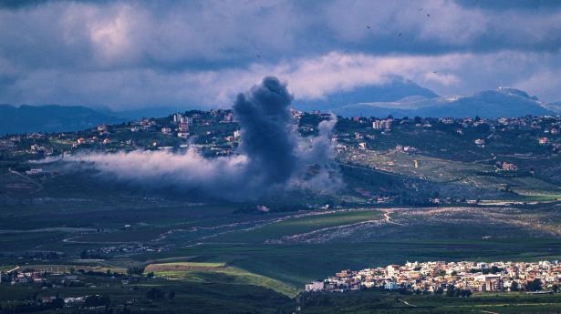 Røg stiger op på grænsen mellem Libanon og Israel, hvor der jævnligt er raketangreb. I Libanon holder Irans allierede Hizbollah til. (Arkivfoto).