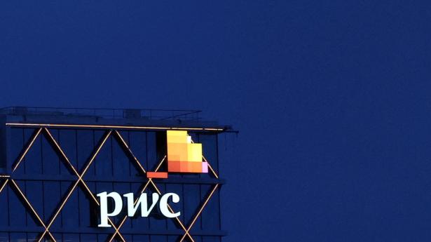 Revisionsfirmaet PricewaterhouseCoopers (PwC) blev i marts dømt for at have godkendt en årsrapport, der var udarbejdet i strid med god regnskabsskik. Dommen er anket. På billedet ses PwC's logo på en bygning i Belgien. (Arkivfoto).