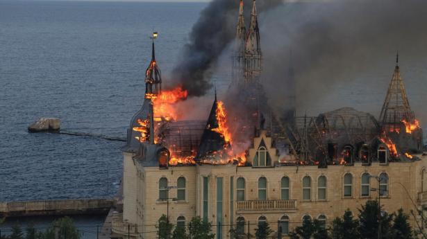 Mandag blev et ukrainsk slot i Odesa ramt. Lokale kalder slottet for “Harry Potter-slottet” på grund af dets arkitektoniske ligheder med det famøse slot Hogwarts fra filmene om den unge troldmand. Foto: Sergey Smolentsev/Reuters