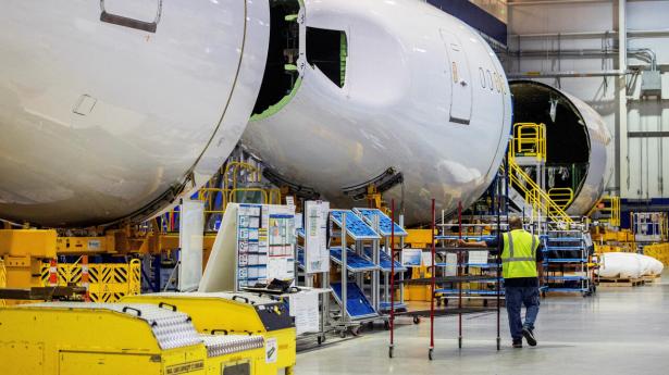 En Boeing-medarbejder går forbi skroget af et 787 Dreamliner-fly, som er under konstruktion i South Carolina den 30. maj 2023. Arkivfoto: Pool/Reuters