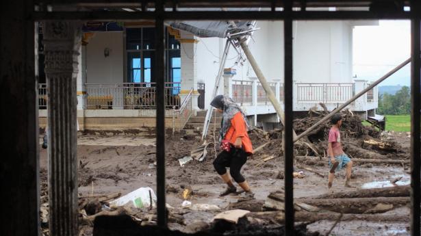 Indbyggere i Tanah Datar i Vestsumatra mandag. Antallet af dræbte er både i weekenden og siden mandag steget som følge af oversvømmelser. Foto: Ade Yuandha/Ritzau Scanpix
