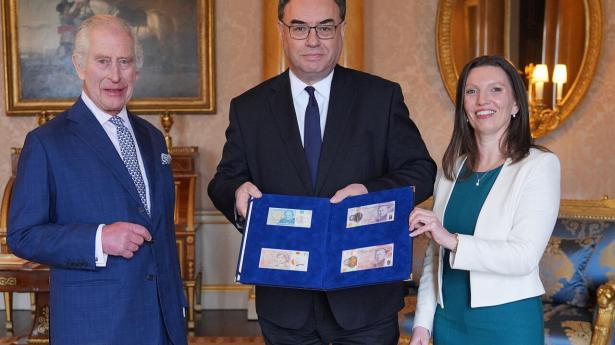 Bank of England har ingen intention om at tilbagekalde pengesedler med dronning Elizabeths portræt på, så de to monarker kommer til at være en del af den britiske pengecirkulation, indtil Elizabeth-sedlerne er så slidte, at de ikke længere kan bruges. (Arkivfoto).