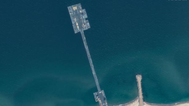 Et satellitbillede fra den 18. maj viser den midlertidige havn i Gazastriben, der i maj gjorde det muligt at levere 1000 ton nødhjælp til befolkningen i det krigshærgede område. Foto: Maxar Technologies/Reuters