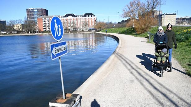 Ikke mange nyder det gode forårsvejr omkring søerne i København. Danskerne tror, at corona-nedlukningen fortsætter i et stykke tid endnu. Arkivfoto: Philip Davali/Ritzau Scanpix