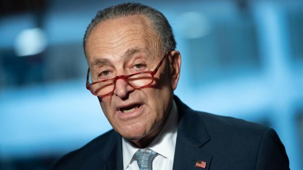 Demokraternes mindretalsleder Chuck Schumer siger, at han forhandler videre med Republikanerne og Trumps finansminister Mnuchin om en amerikansk hjælpepakke til cirka 1800 mia. dollar.  
Foto: Saul Loeb/AFP/Ritzau Scanpix
