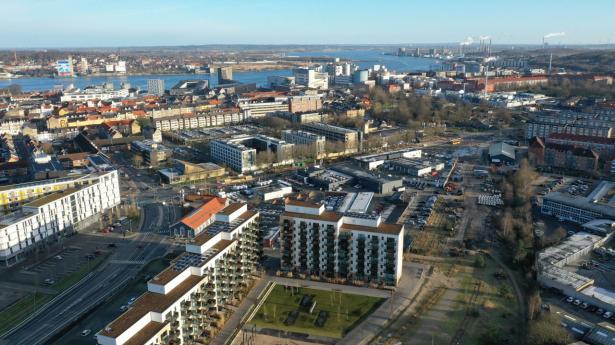 Dronefoto af området. Man kan stadig se de gamle sporanlæg fra godsbaneområdet i højre side af billedet. Her bliver park med fritlagt å. PR-foto