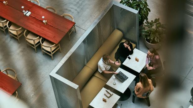 Her kombineres mulighed for at have spisearrangement og at samles i en lomme i løbet af dagen. Områderne kan benyttes hele dagen - så spiseområdet kan også være samlingssted, og det er tænkt ind i alle møbler og områder, at de skal kunne bruges til flere ting. PR-foto