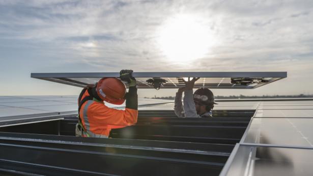 Montering af solcellepaneler. Et af de meget brugte tiltag for at forbedre energiregnskabet. PR-foto