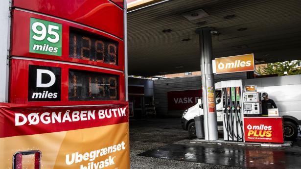 Prisen på brændstof til bilen er i dag 27 pct. højere end for et år siden. Foto: Olafur Steinar Gestsson/Ritzau Scanpix