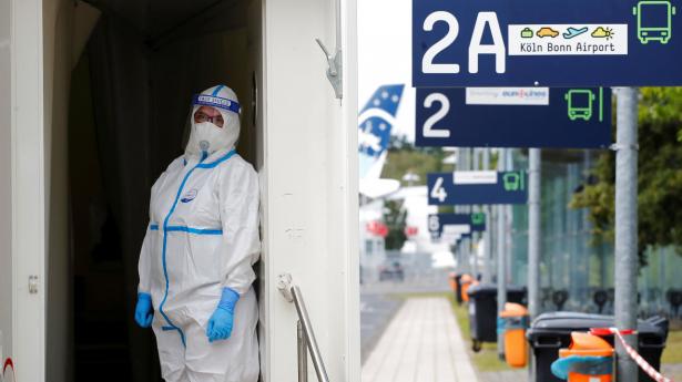 EU-landene har aftalt en ny fælles tilgang til rejseregler og vil bl.a. anerkende hinandens tests. Her et mobilt testcenter ved lufthavnen i Køln. Arkivfoto: Wolfgang Rattay/Reuters/Ritzau Scanpix