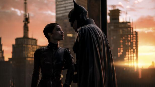 Scenerne mellem Catwoman (Zoë Kravitz) og Batman (Robert Pattinson) i “The Batman” er fyldt med elektricitet. De er begge fantastiske i filmens centrale roller. Og er der en mulig romance? PR-foto