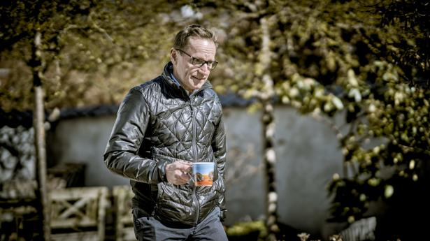 Thomas Videbæk, driftsdirektør i Novozymes  arbejder  hjemme under coronakrisen.  Det inspirerer til nye arbejdsmetoder. Foto: Steven Achiam