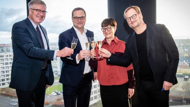 Smilene var store, da Mette Kynne Frandsen og Louis Becker (yderst til højre) i december 2019 var med til at sælge Henning Larsen Architects til Rambøll. PR-foto.