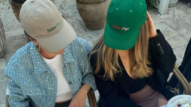 To Sultne Piger er en madanmelderduo, der huserer på Instagram og altså også sælger merch til deres følgere. Foto: To Sultne Piger