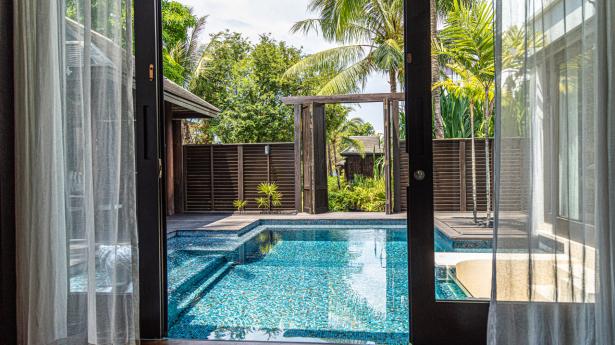 Fra villaens soveværelse er der direkte udgang til gårdhaven med den private pool. Foto: Mikkel Bækgaard