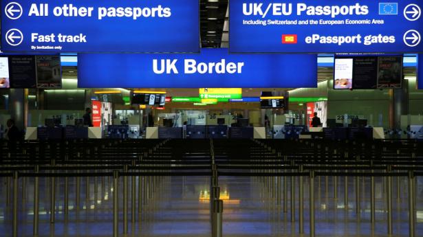 Dansk erhvervsliv har optrappet deres investeringer i Storbritannien de seneste år. Hvis det ikke lykkes for EU og briterne at nå en handelsaftale, så kan der blive rejst en toldmur ved den britiske grænse. Foto: Neil Hall/Reuters/Ritzau Scanpix