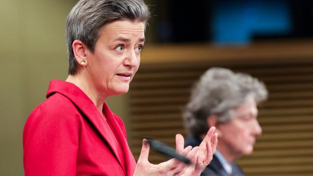 Vestager præsenterede tirsdag eftermiddag sit bud på nye europæiske regler for digitale markeder og tjenester sammen med sin franske kollega Thierry Breton. Foto: Olivier Matthys/AFP/Ritzau Scanpix