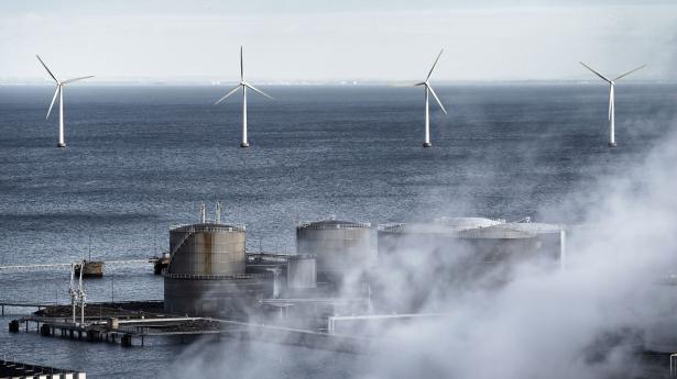 Danmark kan få støtte til klimaomstilling, hvis EU-Kommissionens nye gigantiske genopbygningsfond bliver til virkelighed. Her ses en række vindmøller ved Amagerværket. Arkivfoto: Thomas Lekfeldt/Ritzau Scanpix