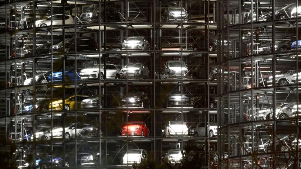 Ny EU-strategi skal sikre flere grønne biler. Her er det en Volkswagen-fabrik ved Wolfsburg. Arkivfoto: Fabian Bimmer/Reuters/Ritzau Scanpix