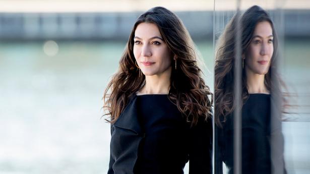“Undersøgelser viser tydeligt, at vi bliver mere effektive og produktive i vores arbejde, når vi bruger de devices, vi har det bedst med,” siger Natasha Friis Saxberg, der er direktør i brancheorganisationen IT-Branchen. Foto: PR/Bax Lindhardt