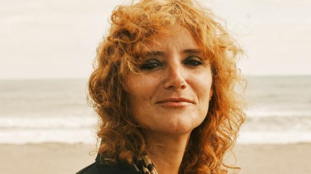 Therese Philipsen bor direkte ud til stranden i Florida, hvor hun hver morgen går tur med hunden og surfer, når bølgerne er gode.